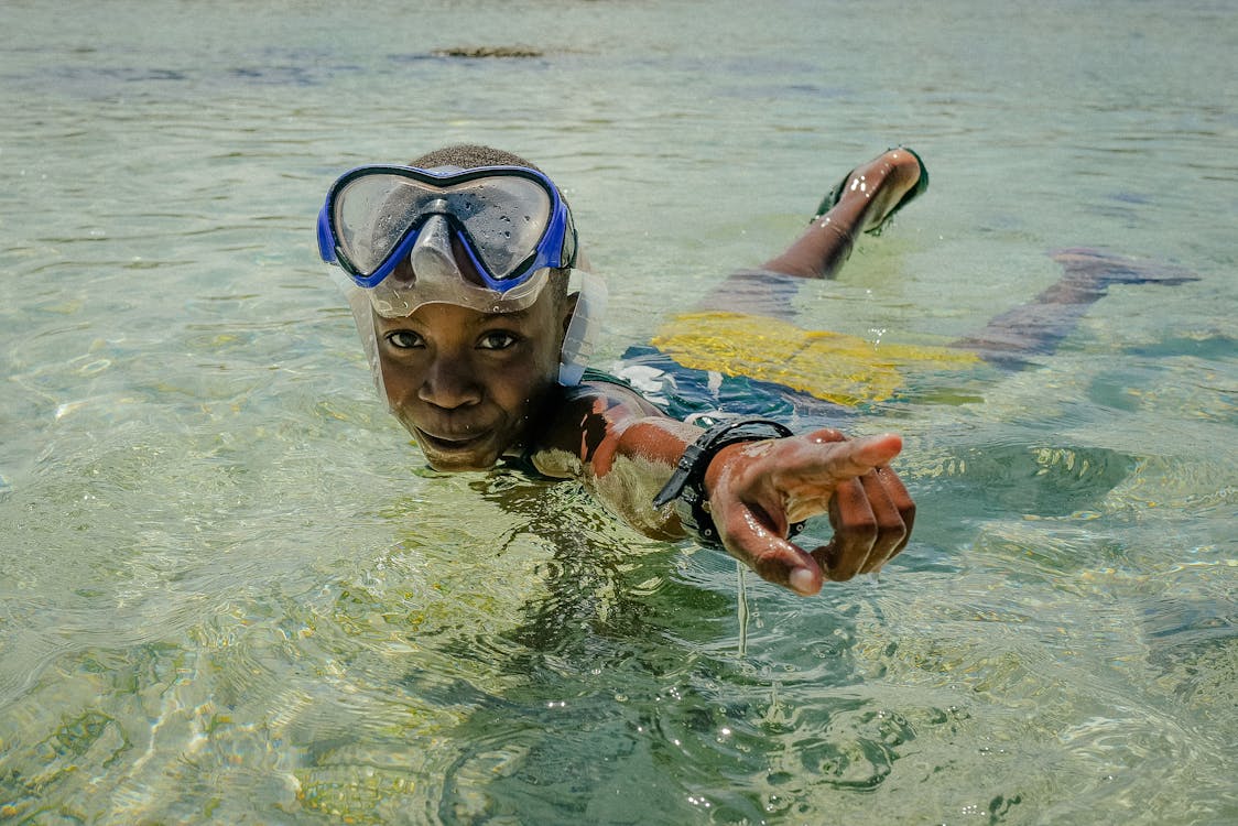 Overview of types of swimming goggles designed for kids and junior swimmers