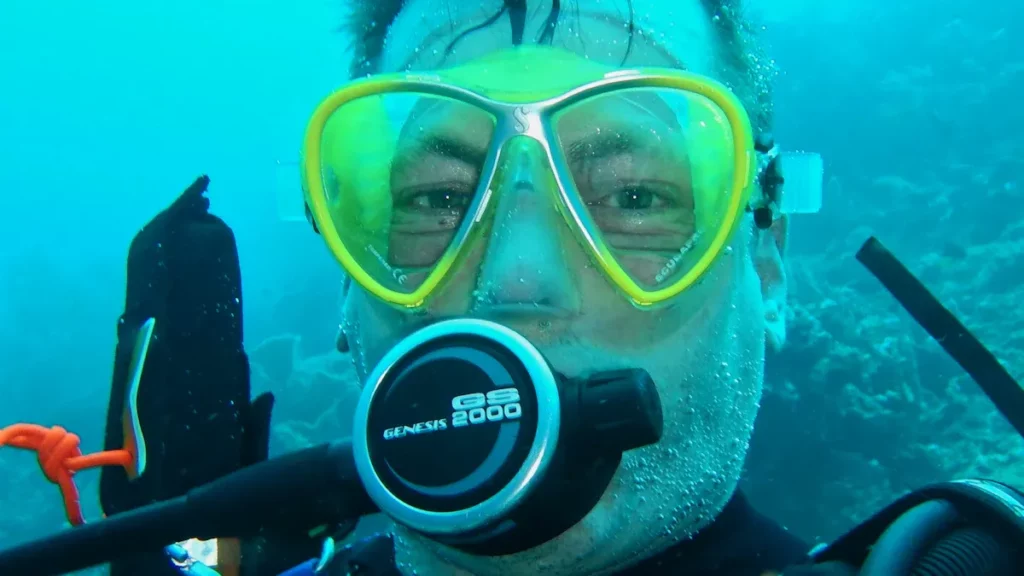 Cómo adjuntar un snorkel a una máscara para principiantes